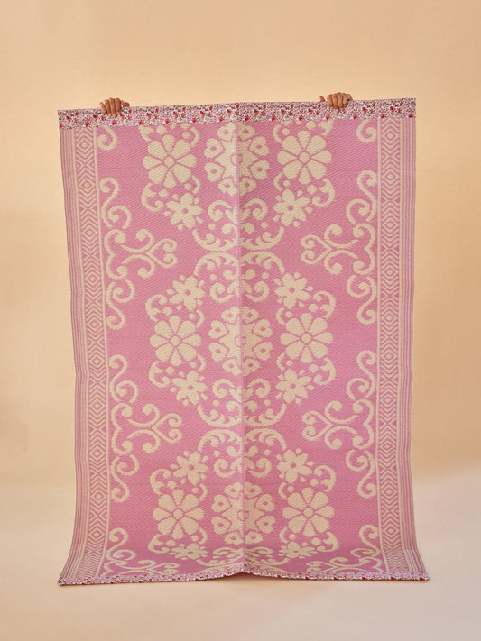 Recycled Plastic Rug in Off White and Pink with Flower Edge