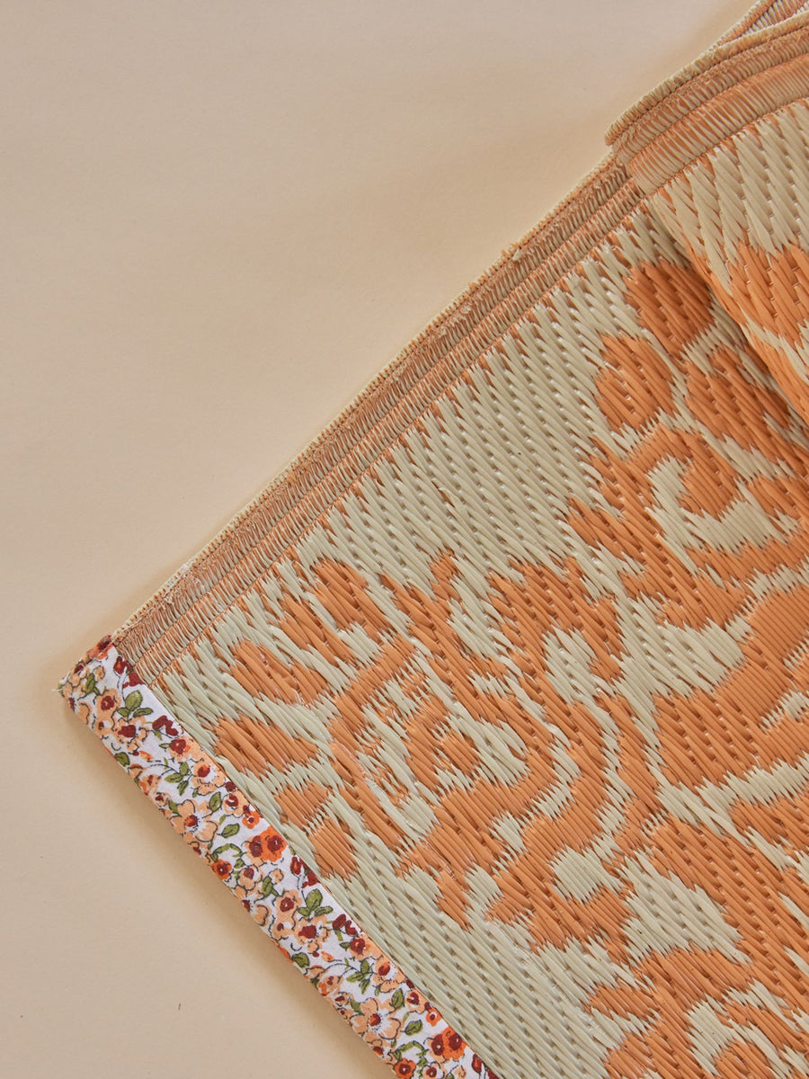 Recycled Plastic Rug in Off White and Coral with Flower Edge